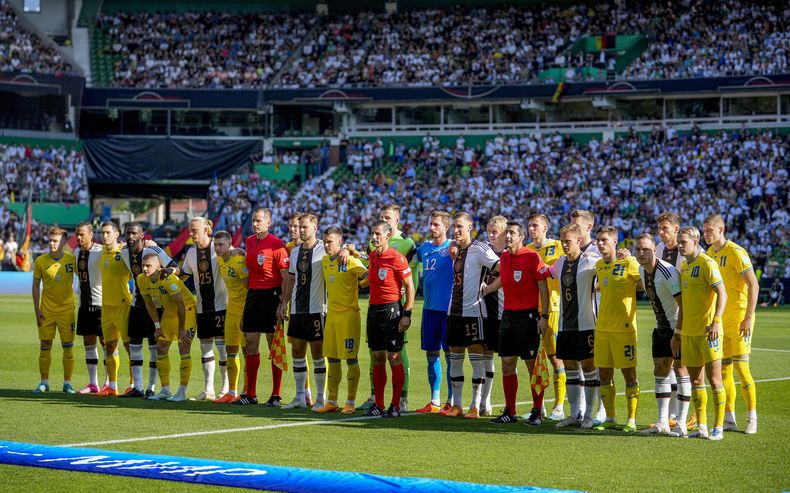 Las selecciones de Ucrania y Alemania posan juntas previo a un partido amistoso en Bremen, Alemania, el lunes 12 de junio de 2023. (AP Foto/Martin Meissner)