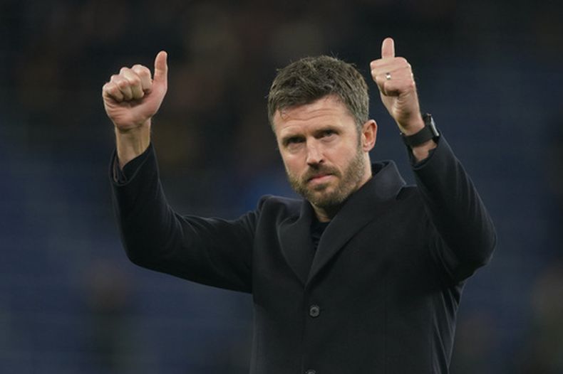 Michael Carrick, entrenador del Manchester United, se retira del campo tras el juego de fútbol de la Premier League entre el Manchester United y el Everton en Liverpool, Inglaterra, el lunes 23 de febrero de 2026. (Foto AP/Ian Hodgson)