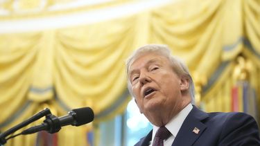 El presidente Donald Trump habla durante un evento sobre la reubicación de la sede del Comando Espacial de Estados Unidos, de Colorado a Alabama, en la Oficina Oval de la Casa Blanca, el martes 2 de septiembre de 2025, en Washington. (AP Foto/Mark Schiefelbein)