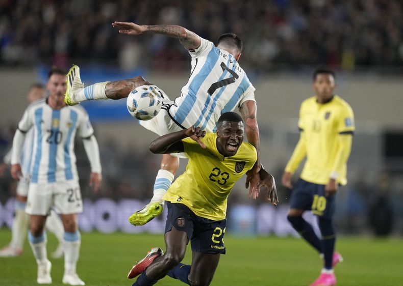 Moisés Caicedo (23), de Ecuador, disputa la pelota con Rodrigo De Paul (7) durante el partido de las eliminatorias sudamericanas para el Mundial 2026 en el estadio Monumental de Buenos Aires, el jueves 7 de septiembre de 2023. (AP Foto/Natacha Pisarenko)