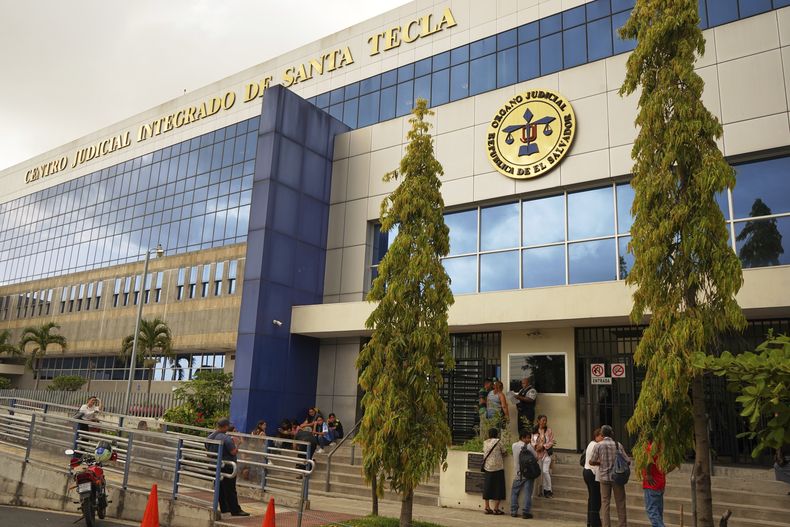 Parientes de Alejandro Henríquez y José Ángel Pérez aguardan afuera de la corte durante su audiencia el viernes 30 de mayo de 2025, en Santa Tecla, El Salvador. La Policía Nacional Civil los arrestó por protestar cerca de la residencia presidencial. (AP Foto/Salvador Meléndez)