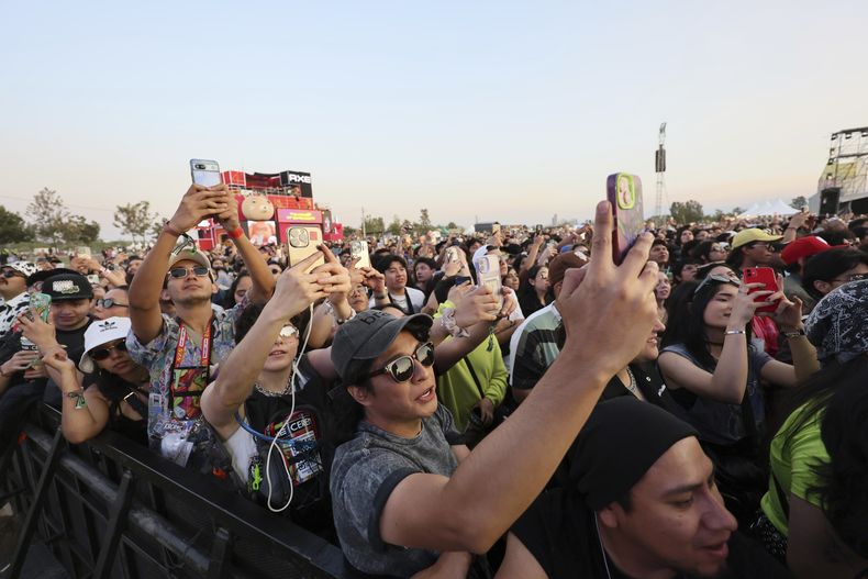 Asistentes al festival de música AXE Ceremonia en el Parque Bicentenario en Ciudad de México, el sábado 5 de abril de 2025. (AP Foto/Ginnette Riquelme)