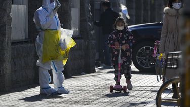 China relaja algunas medidas contra virus, registra a gente