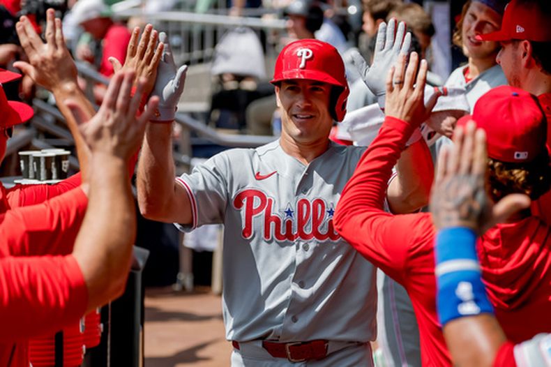 J.T. Realmuto de los Filis de Filadelfia tras conectar un jonrón de dos carreras ante los Bravos de Atlanta, el domingo 13 de septiembre de 2026, en Atlanta. (AP Foto/Erik S. Lesser)