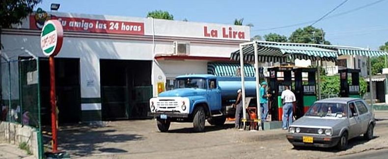 Pese a la caía del petróleo en los mercados internacionales, en los servicentros cubanos las tarifas siguen altas y los clientes están molestos.