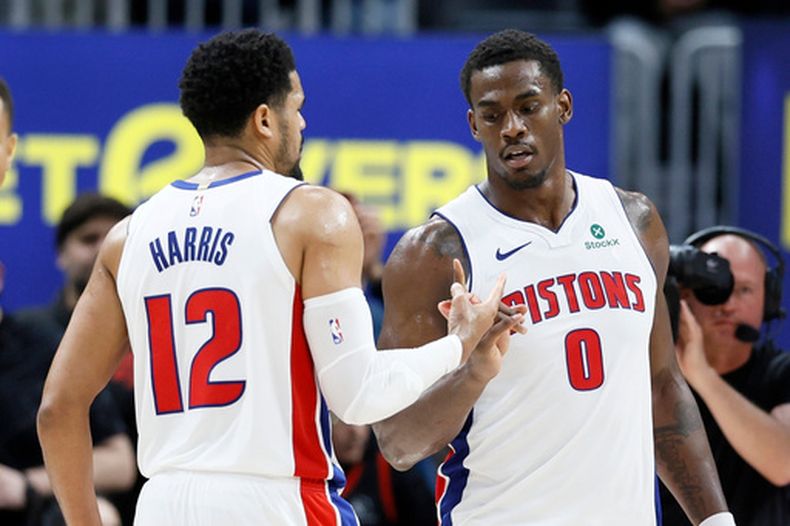 Tobias Harris, alero de los Pistons de Detroit, celebra con su compañero Jalen Duren, tras la victoria sobre los Raptors de Toronto, el martes 31 de marzo de 2026 (AP Foto/Duane Burleson)