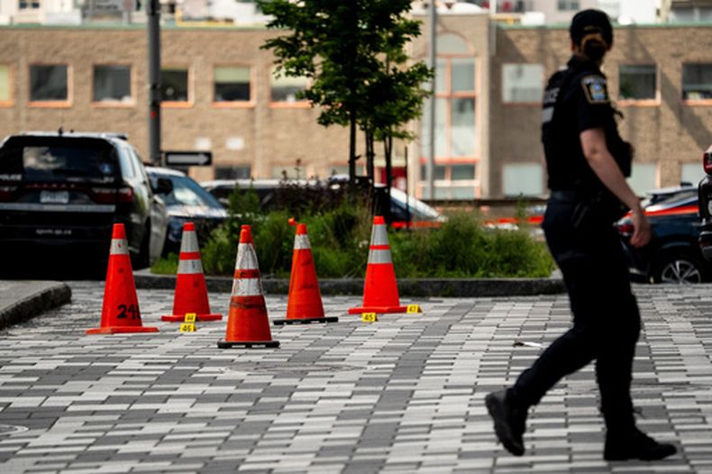 La policía de Montreal trabaja en el lugar donde ocurrió un tiroteo el día anterior en Montreal, el martes 23 de junio de 2026. (Christopher Katsarov/The Canadian Press vía AP)