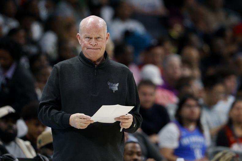 El entrenador de los Hornets de Charlotte Steve Clifford durante el partido contra los Clippers de Los Ángeles, el 31 de marzo de 2024. (AP Foto/Nell Redmond)