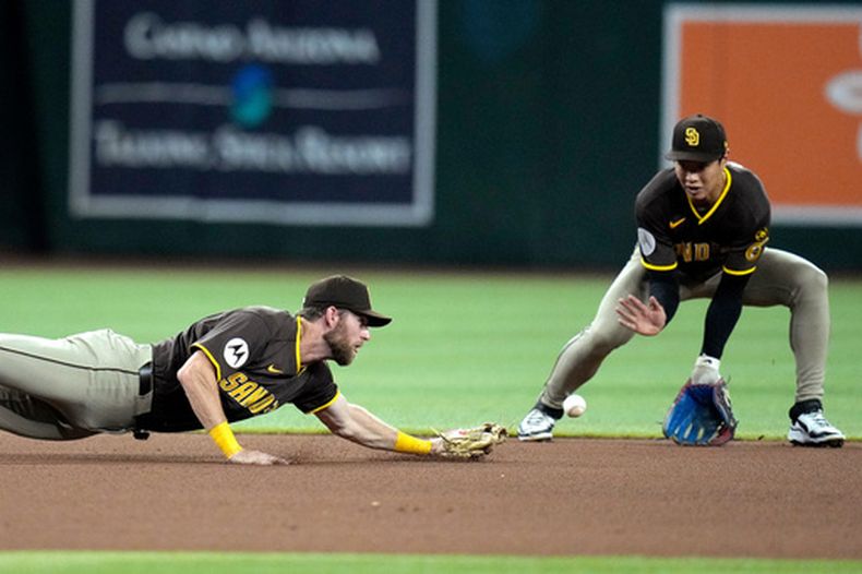 Gage Workman, izquierda, tercera base de los Padres de San Diego, no logra controlar una rola, pero el campocorto Sung-Mun Song, derecha, está atento para tomar la pelota bateada por Tyler Locklear, de los Diamondbacks de Arizona, el miércoles 5 de agosto de 2026, en Phoenix. (AP Foto/Ross D. Franklin)