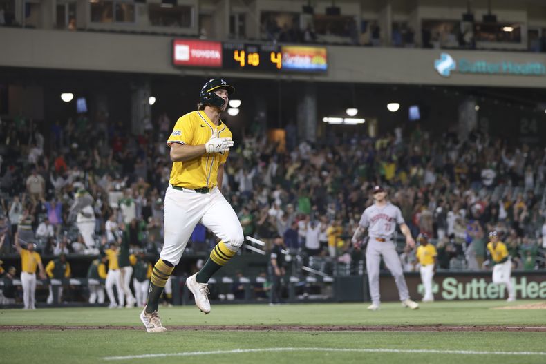 Nick Kurtz, de los Atléticos de Oakland, corre tras conectar un jonrón de dos carreras en la décima entrada del juego ante los Astros de Houston, el jueves 19 de junio de 2025 en West Sacramento, California (AP Foto/Scott Marshall)