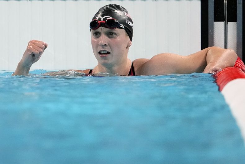 La estadounidense Katie Ledecky festeja tras ganar los 1.500 estilo libre en los Juegos Olímpicos, el miércoles 31 de julio de 2024, en Nanterre, Francia (AP Foto/Matthias Schrader)