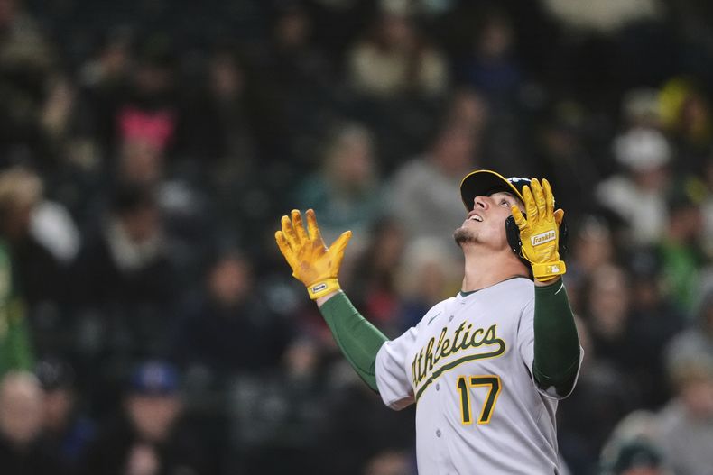 El mexicano Luis Urías, de los Atléticos de Oakland, festeja tras batear un jonrón ante los Marineros de Seattle, el viernes 28 de marzo de 2025 (AP Foto/Lindsey Wasson)