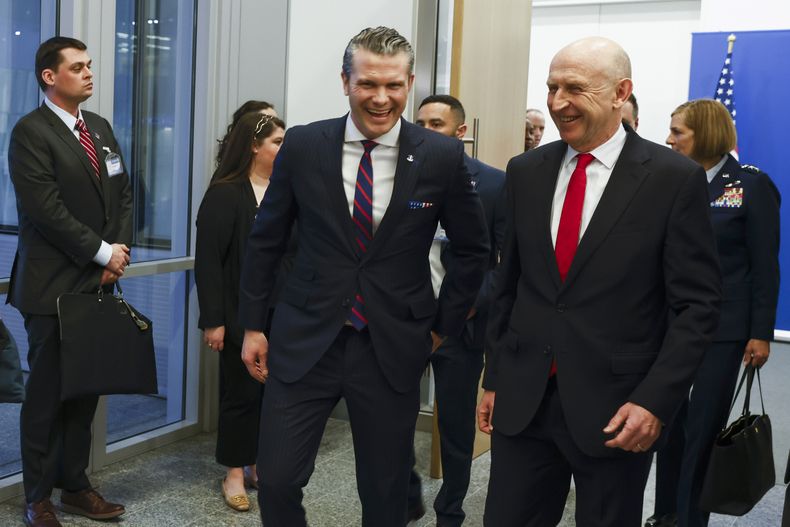 El secretario de Defensa de Estados Unidos, Pete Hegseth, a la izquierda, camina con el secretario británico de Defensa, John Healey, antes de una cumbre bilateral en un aparte de la cumbre de ministros de Defensa en la sede de la OTAN en Bruselas, el miércoles 12 de febrero de 2025. (Johanna Geron, Pool Foto via AP)