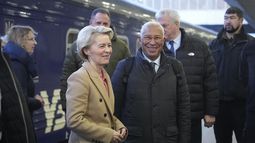 La presidenta de la Comisión Europea, Ursula von der Leyen, y el presidente del Consejo Europeo, Antonio Costa, llegan a una estación de tren en el tercer aniversario de la invasión rusa a Ucrania, el lunes 24 de febrero de 2025, en Kiev. (AP Foto/Efrem Lukatsky)