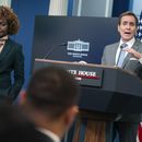 La secretaria de Prensa de la Casa Blanca, Karine Jean-Pierre, escucha mientras el portavoz del Consejo de Seguridad Nacional, John Kirby, habla durante una conferencia de prensa en la Casa Blanca, el jueves 21 de diciembre de 2023, en Washington. (AP Foto/Evan Vucci)