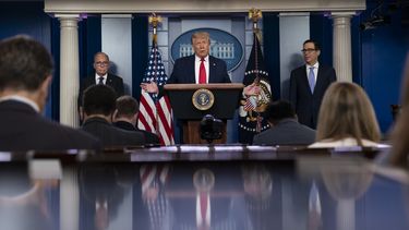 Trump sanciona extensión de fondo para negocios
