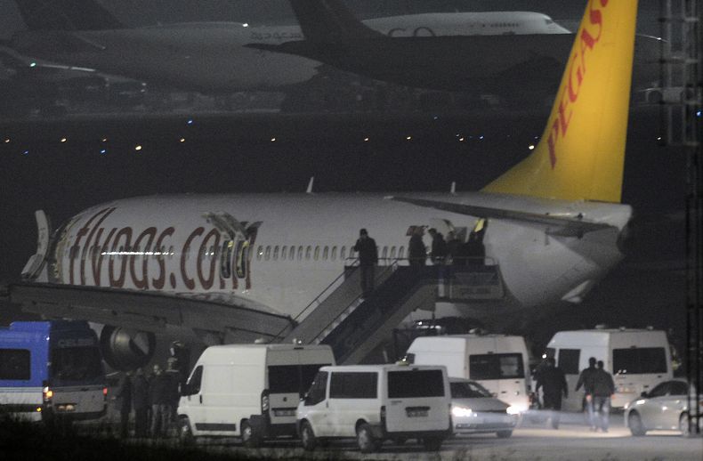 Pasajeros de un avi&oacute;n de la aerol&iacute;nea privada turca Pegasus salen del aparato en el Aeropuerto Sabiha Gokcen en Estambul, Turqu&iacute;a, el viernes 7 de febrero de 2014. (Foto AP/Emrah Gurel)