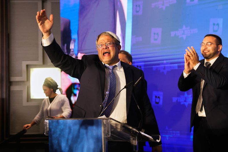 ARCHIVO – El legislador ultraderechista israelí Itamar Ben-Gvir celebra tras la publicación de los resultados de encuestas de salida de las elecciones, en las oficinas generales de su partido en Jerusalén, el 2 de noviembre de 2022. (AP Foto/Oren Ziv, Archivo)