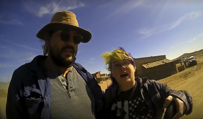 En esta captura de pantalla del video de una cámara de solapa proporcionada por la Oficina del Jefe de Policía del Condado de Santa Fe, la armera de cine Hannah Gutiérrez-Reed, a la derecha, habla con un asistente del alguacil mientras un colega está junto a ella en el set de la película de vaqueros Rust, poco después del tiroteo fatal de la directora de fotografía Halyna Hutchins por parte de Alec Baldwin durante un ensayo, el 21 de octubre de 2021, en Nuevo México. Gutiérrez-Reed, quien está acusada de homicidio involuntario y manipulación de pruebas por la muerte de Hutchins. Los cargos contra Baldwin fueron desestimados en abril. (Santa Fe County Sheriffs Office vía AP)