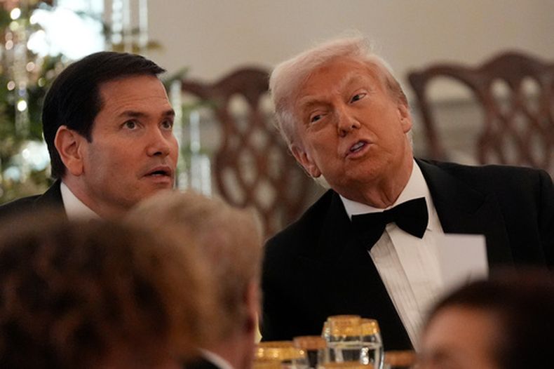 El presidente Donald Trump, derecha, dialoga con el secretario de Estado Marco Rubio en una recepción para los homenajeados del Kennedy Center, en el Departamento de Estado, el sábado 6 de diciembre de 2025, en Washington. (Foto AP/Julia Demaree Nikhinson)