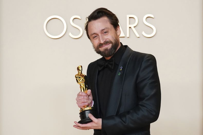 Kieran Culkin, izquierda, ganador del premio a mejor actor de reaparto secundario por A Real Pain, posa en la sala de prensa de los Oscar el domingo 2 de marzo de 2025 en el Dolby Theatre de Los Ángeles. (Foto Jordan Strauss/Invision/AP)