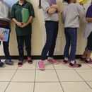 Adolescentes inmigrantes hacen fila para una clase en un centro para menores el 29 de agosto de 2019, en el Rio Grande Valley, en San Benito, Texas. (AP Foto/Archivo Eric Gay)