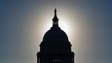 La silueta del Capitolio de Estados Unidos, Iluminada por el brillo del sol matutino, en el décimo día del cierre del gobierno, en Washington, el viernes 10 de octubre de 2025. (AP Foto/J. Scott Applewhite).