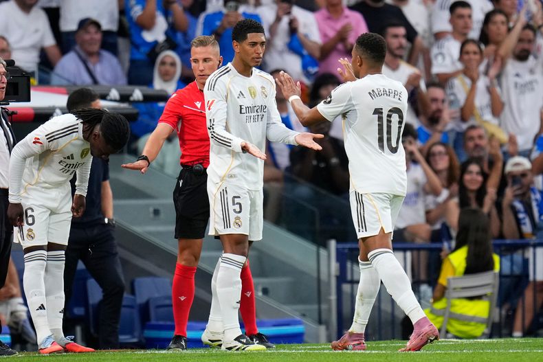 Kylian Mbappé (10) abandona el campo durante una sustitución de Jude Bellingham (5) durante el partido de La Liga española entre el Real Madrid y el Espanyol en el estadio Santiago Bernabéu en Madrid, España, el sábado 20 de septiembre de 2025. (Foto AP/Manu Fernandez)