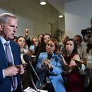 El presidente de la Cámara de Representantes de Estados Unidos, Kevin McCarthy, informa a los reporteros tras una reunión privada, en el Capitolio, Washington, el martes 19 de septiembre de 2023. (AP Foto/J. Scott Applewhite)