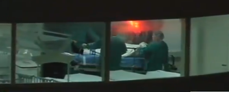 Un joven hispano fue baleado en su cabeza mientras aparentemente intentaba un robar un vehículo en este estacionamiento.