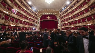 El público llega a la función inaugural de temporada en el teatro La Scala de Don Carlo de Giuseppe Verdi en Italia el jueves 7 de diciembre de 2023. El reconocimiento de la ópera lírica italiana como Patrimonio Cultural Inmaterial de la Humanidad será exaltado el jueves con el estreno de “Don Carlo”. (Foto AP/Luca Bruno)