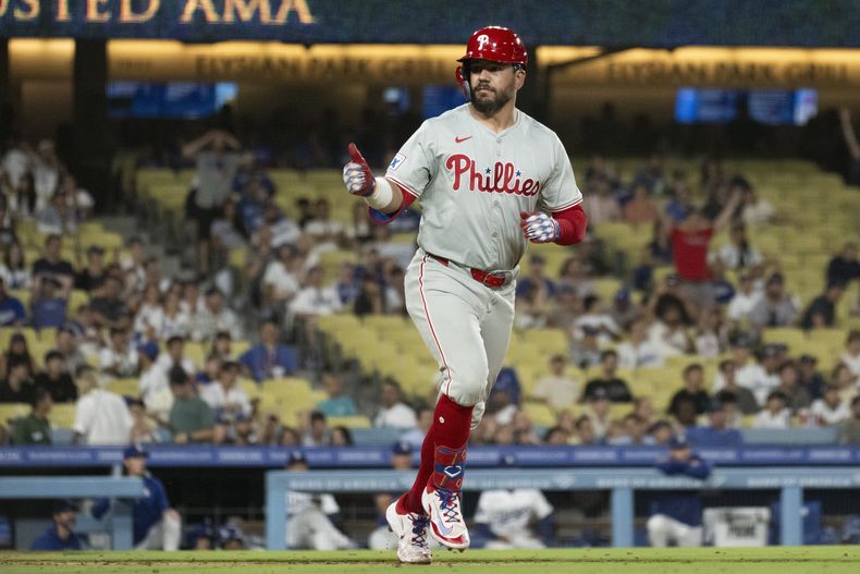 Kyle Schwarber de los Filis de Filadelfia batea un jonrón solitario en la novena entrada ante los Dodgers de Los Ángeles el martes 6 de agosto del 2024. (AP Foto/Kyusung Gong)