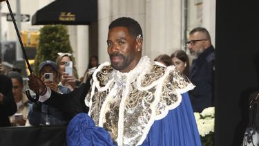 Colman Domingo sale del Hotel Carlyle antes de asistir a la gala benéfica del Instituto del Vestido del Museo Metropolitano de Arte que celebra la inauguración de Superfine: Tailoring Black Style el lunes 5 de mayo de 2025 en Nueva York.(Foto Andy Kropa/Invision/AP)