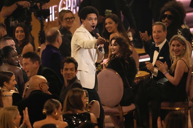 El anfitrión Trevor Noah habla en la 66a entrega anual de los Premios Grammy el domingo 4 de febrero de 2024 en Los Ángeles. (Foto AP/Chris Pizzello)