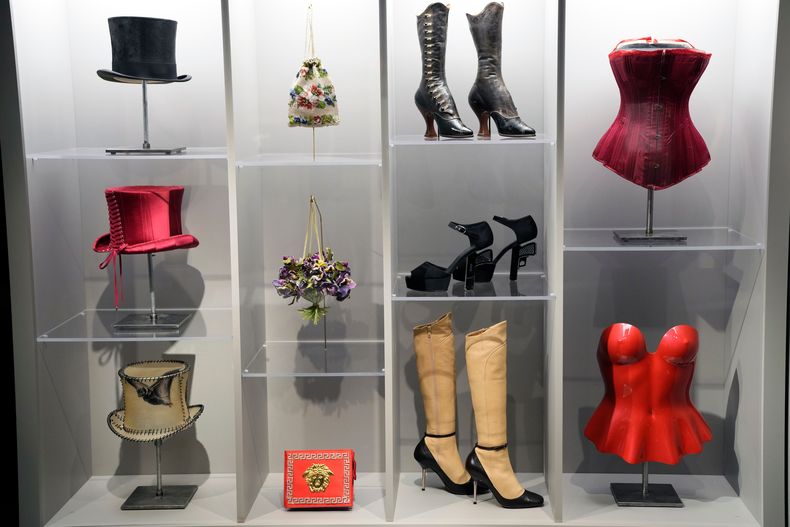 Varias piezas de moda se exhibirán durante una vista previa de prensa para la exposición Dress, Dreams and Desire: Fashion and Psychoanalysis (Vestido, sueños y deseo: moda y psicoanálisis) el martes 9 de septiembre de 2025, en el Museo FIT de Nueva York. (Foto Charles Sykes/Invision/AP)