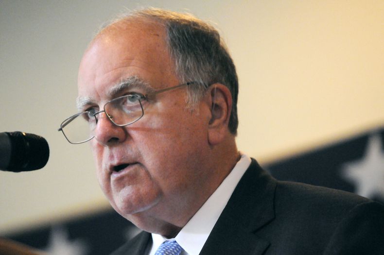 El representante federal John Spratt, demócrata por Carolina del Sur, durante un debate contra su adversario en la contienda por el Senado, Mick Mulvaney, en Lake Wylie, Carolina del Sur. (AP Foto/The Herald, Melissa Cherry, Archivo)