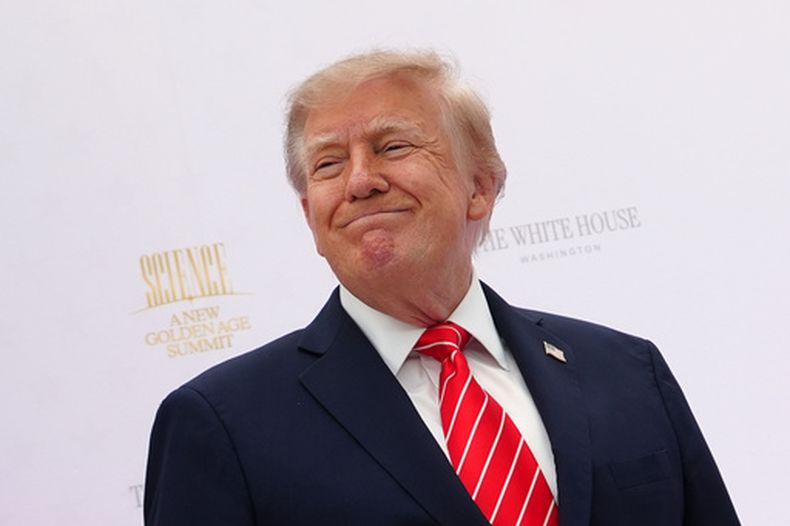 El presidente estadounidense Donald Trump a su llegada a un evento en el Instituto de la Paz de Estados Unidos, el jueves 8 de octubre de 2026, en Washington. (AP Foto/Julia Demaree Nikhinson)