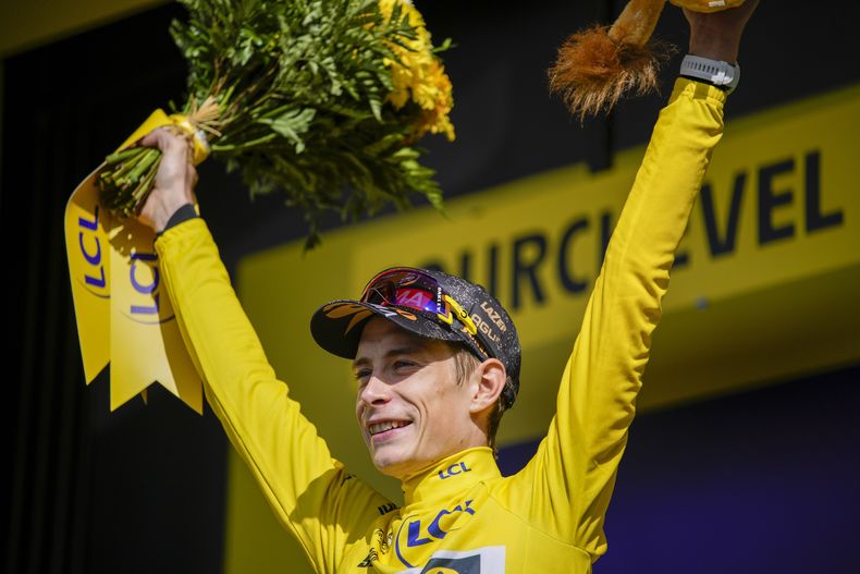 Jonas Vingegaard por el maillot amarillo de líder general del Tour de Francia tras ampliar su ventaja al frente tras la 17ma etapa entre Saint-Gervais Mont-Blanc y Courchevel, Francia el miércoles 19 de julio del 2023. (AP Foto/Daniel Cole)