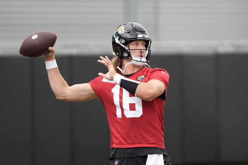 El quarterback de los Jaguars de Jacksonville Trevor Lawrence lanza el balón durante un entrenamiento del equipo el 20 de mayo del 2024. (AP Foto/John Raoux)