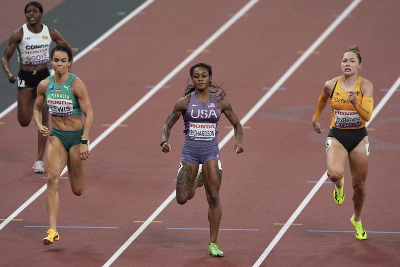 La estadounidense ShaCarri Richardson junto a la australiana Torrie Lewis, la alemana Gina Lueckenkemper y Natacha Ngoye de la República del Congo en su serie preliminar de los 100 metros femeninos del Campeonato del Mundo de Atletismo el sábado 13 de septiembre del 2025. (AP Foto/Abbie Parr)