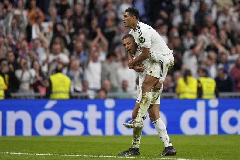 Kylian Mbappe del Real Madrid celebra con Jude Bellingham tras anotar el segundo gol de su equipo en el encuentro ante el Celta de Bigo el domingo 4 de mayo del 2025. (AP Foto/Jose Breton)