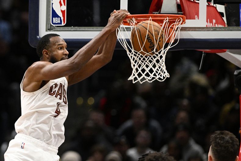 Evon Mobley, de los Cavaliers de Cleveland, realiza una clavada ante los Wizards de Washington en el encuentro del viernes 7 de febrero de 2025 (AP Foto/Nick Wass)