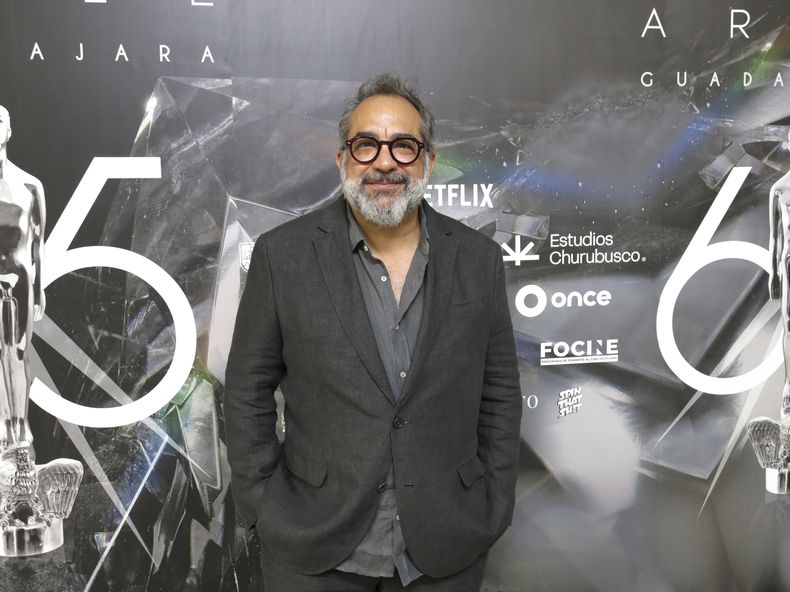 El diseñador de producción Eugenio Caballero, de la película Bardo, posa a su llegada al almuerzo de nominados de la 65a edición del Premio Ariel de la Academia Mexicana de Artes y Ciencias Cinematográficas en la Ciudad de México el 3 de agosto de 2023. (Foto AP/Berenice Bautista)