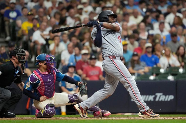 Josh Bell, de los Mellizos de Minnesota, pega un sencillo remolcador ante los Cerveceros de Milwakee, el viernes 7 de agosto de 2026 (AP Foto/Aaron Gash)