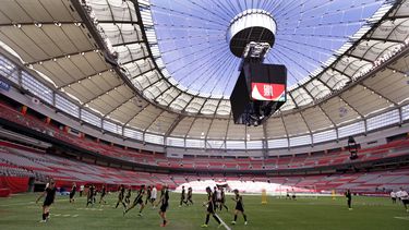 ARCHIVO - Las jugadoras de Estados Unidos durante un entrenamiento previo a la final del Mundial femenino, en el estadio BC Place en Vancouver, Canadá, el sábado 4 de julio de 2015. (AP Foto/Elaine Thompson)