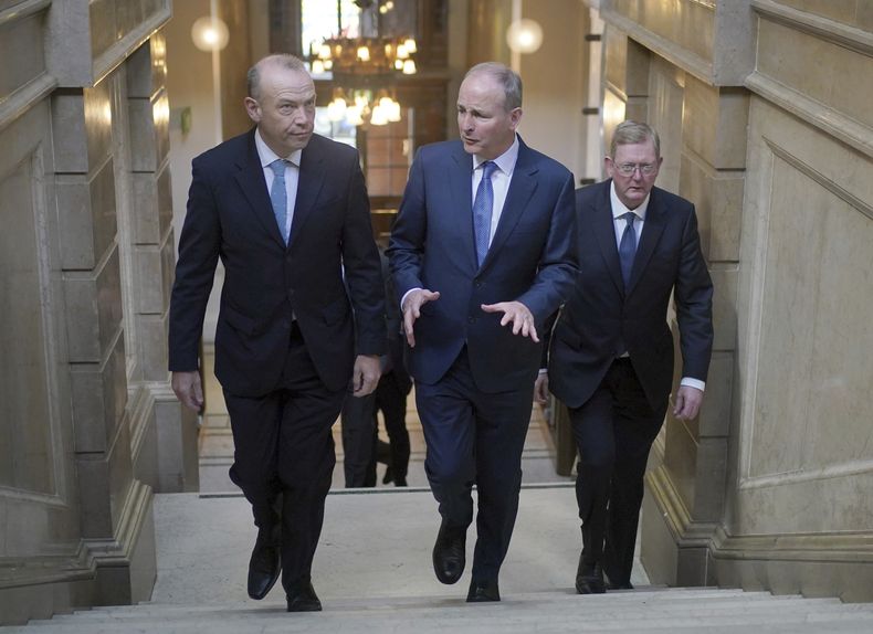 De la izquierda: el secretario británico para asuntos irlandeses Chris Heaton-Harris, el viceprimer ministro irlandés Micheal Martin y el subsecretario de Estado Parlamentario para Irlanda del Norte, Lord Caine, llegan a la reunión en Londres, el 29 de abril de 2024. (Yui Mok/Pool via AP)