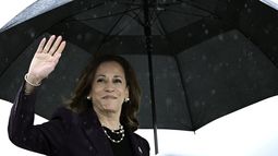 La vicepresidenta de EEUU Kamala Harris sube a bordo del Air Force Two (el avión oficial vicepresidencial) tras salir del aeropuerto Ellington de Houston, el jueves 25 de julio de 2024. (Brendan Smialowski/AP)