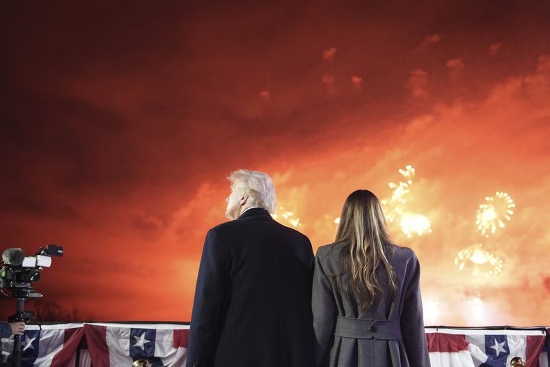 El presidente electo Donald Trump y su esposa Melania observan fuegos artificiales en el Trump National Golf Club en Sterling, Virginia el 18 de enero del 2025. (AP foto/Alex Brandon, Pool)