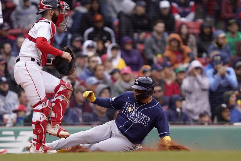 Isaac Paredes de los Rays de Tampa Bay anota tras un error de los Medias Rojas de Boston, el domingo 4 de junio de 2023, en Boston. (AP Foto/Steven Senne)