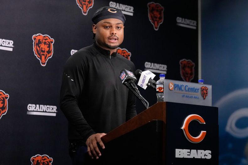 El esquinero de los Bears de Chicago, Coby Bryant, habla durante una conferencia de prensa en el campamento de entrenamiento de fútbol americano del equipo, el miércoles 29 de julio de 2026, en Lake Forest, Illinois. (Foto AP/Nam Y. Huh)